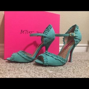 Betsy Johnson Ballard size 6